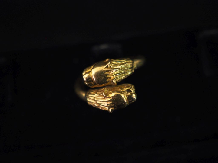 Bague jonc en or jaune 750, à décor de deux lions affrontés. TDD. 46 P