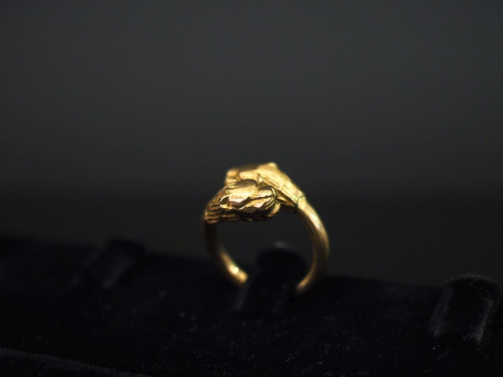 Bague jonc en or jaune 750, à décor de deux lions affrontés. TDD. 46 P