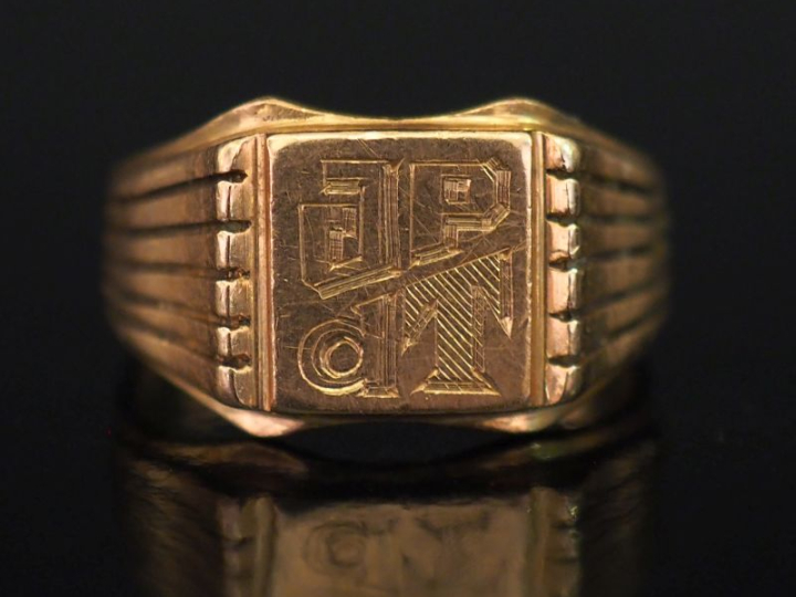 Bague de forme chevalière en or jaune 750, à décor de monogramme et de