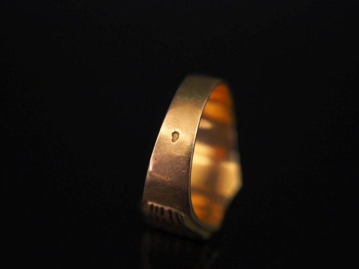 Bague de forme chevalière en or jaune 750, à décor de monogramme et de