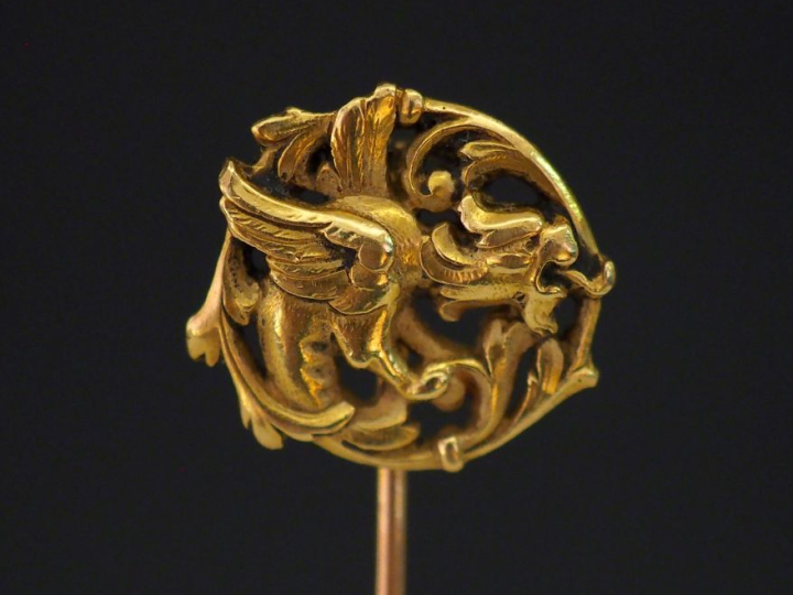 Epingle en or jaune 750, à décor ajouré d'une chimère parmi des rincea