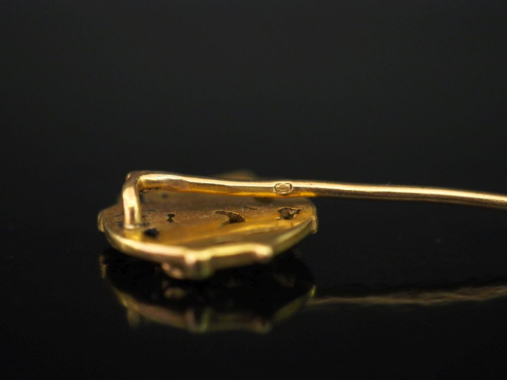 Epingle en or jaune 750, à décor ajouré d'une chimère parmi des rincea