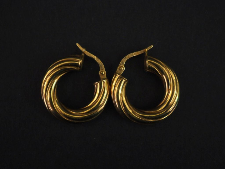 Paire de créoles en or jaune 750, à décor de côtes torses.  Diam. 2 cm