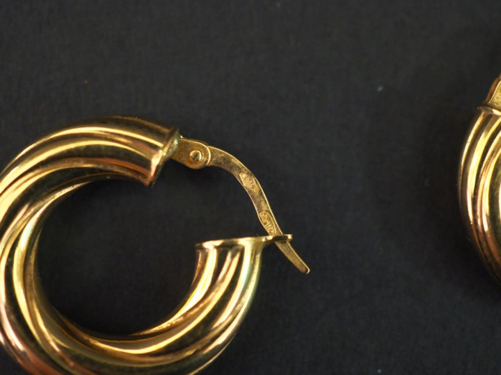 Paire de créoles en or jaune 750, à décor de côtes torses.  Diam. 2 cm