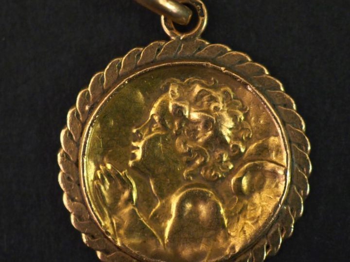 Médaille religieuse polylobée en or jaune 750, à décor en son centre d