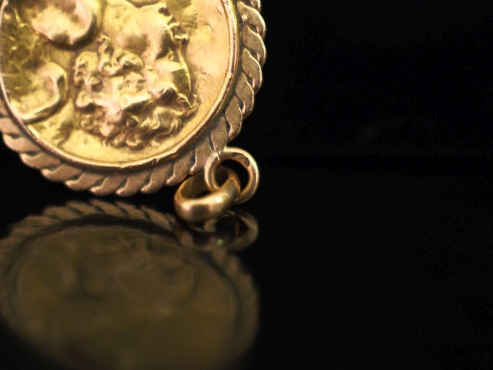 Médaille religieuse polylobée en or jaune 750, à décor en son centre d