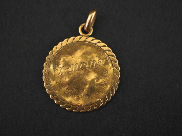 Médaille religieuse polylobée en or jaune 750, à décor en son centre d