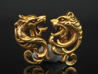 Vente aux enchères Paire de boutons de manchettes en or jaune 750, à décor ajouré de chim