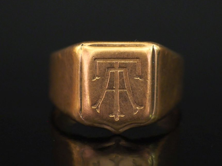 Bague de forme chevalière en or jaune 750, à décor de monogramme. TDD.