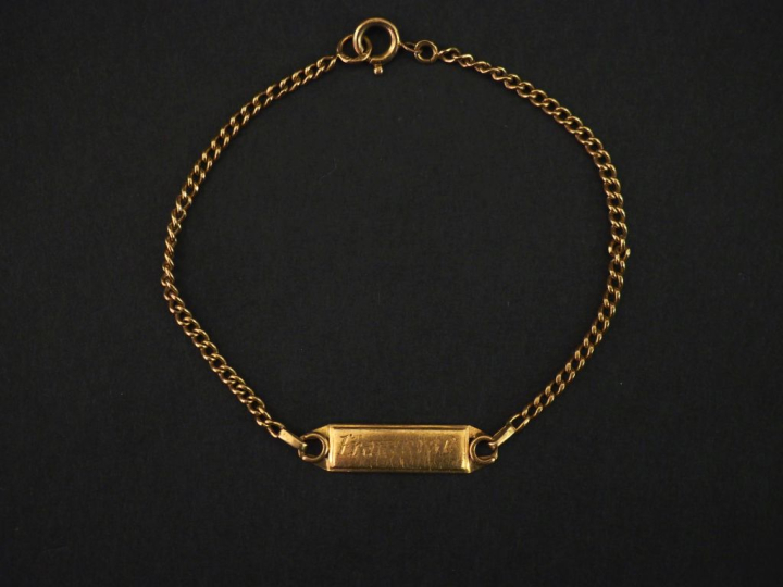 Bracelet de naissance en or jaune 750, marquée "Françoise". Long. 15,5