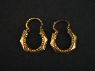 Vente aux enchères Paire de créoles à pans coupés en or jaune 750.  Diam. 1,3 cm Poids. 0