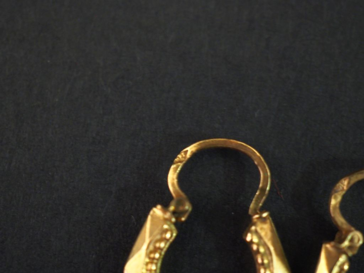 Paire de créoles à pans coupés en or jaune 750.  Diam. 1,3 cm Poids. 0