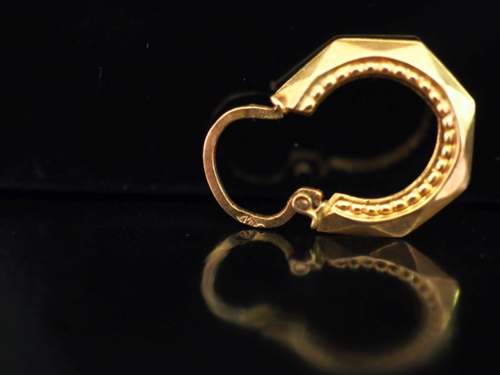 Paire de créoles à pans coupés en or jaune 750.  Diam. 1,3 cm Poids. 0
