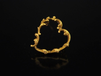 Vente aux enchères Broche en or jaune 750 en forme de coeur, à décor de rinceaux.  2,7 x 