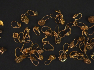 Vente aux enchères Ensemble de perces oreilles dépareillés en or jaune 750.  Poids. 24,10