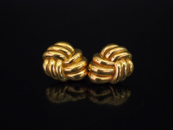 Paire de perces oreilles en or jaune 750, à décor de godrons.  2 x 1,7