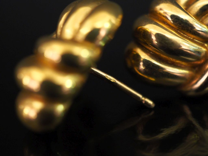 Paire de perces oreilles en or jaune 750, à décor de godrons.  2 x 1,7