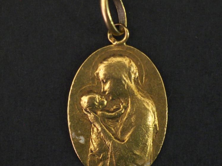 Médaille religieuse de forme ovale en or jaune 750, à décor d'une Vier