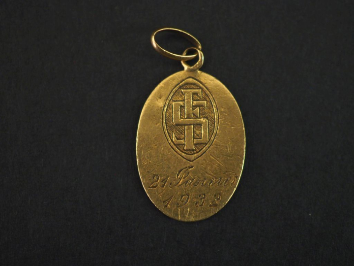 Médaille religieuse de forme ovale en or jaune 750, à décor d'une Vier