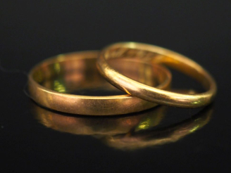 Vente aux enchères Deux alliances en or jaune 750. TDD. 52 et 65 Poids. 3,81 g  (l'une gr