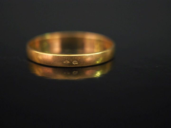 Deux alliances en or jaune 750. TDD. 52 et 65 Poids. 3,81 g  (l'une gr