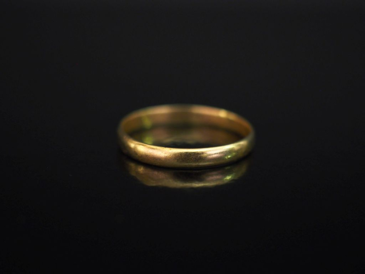 Alliance en or jaune 750. TDD. 57 Poids. 1,73 g  (gravée)   