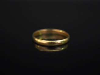 Vente aux enchères Alliance en or jaune 750. TDD. 57 Poids. 1,73 g  (gravée)   