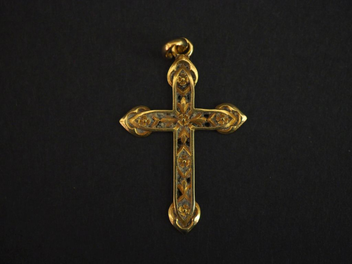 Pendentif en forme de croix en or jaune 750, à décor ajouré de fleurs.
