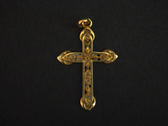 Vente aux enchères Pendentif en forme de croix en or jaune 750, à décor ajouré de fleurs.
