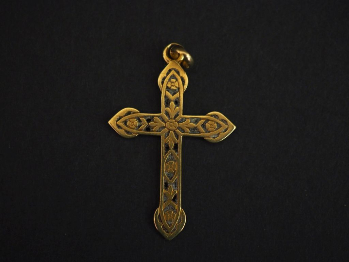 Pendentif en forme de croix en or jaune 750, à décor ajouré de fleurs.