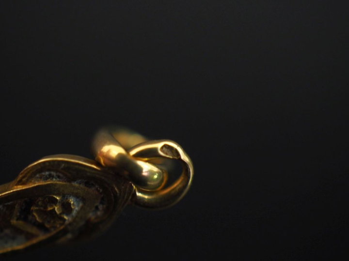 Pendentif en forme de croix en or jaune 750, à décor ajouré de fleurs.