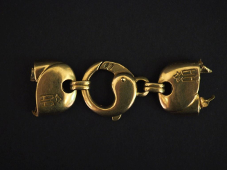 Vente aux enchères Fermoir en or jaune 750.  Long. 6,5 cm Larg. 2,4 cm Poids. 31,86 g   