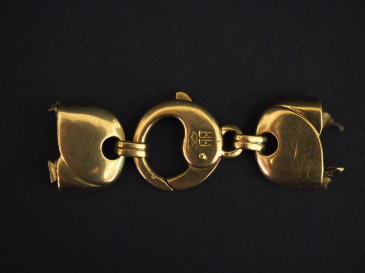 Fermoir en or jaune 750.  Long. 6,5 cm Larg. 2,4 cm Poids. 31,86 g   