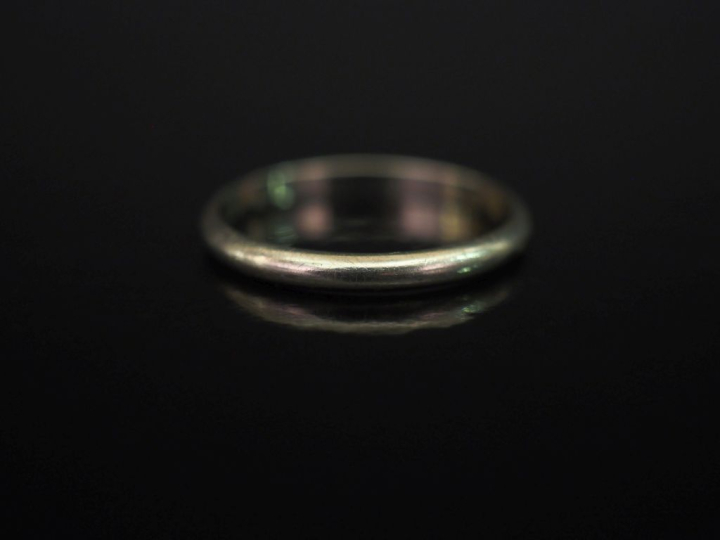 Alliance en or blanc 750.  TDD. 63 Poids. 2,43 g   