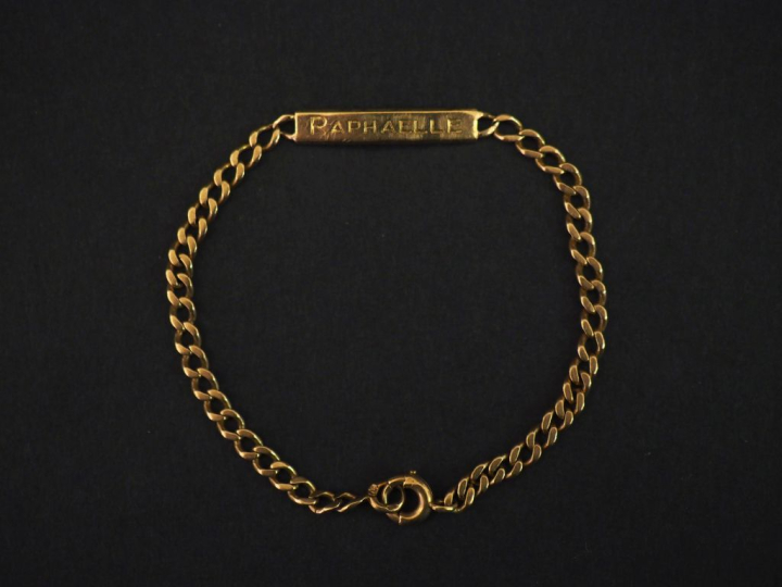Bracelet de naissance en or jaune 750, marquée "Raphaëlle". Long. 15 c