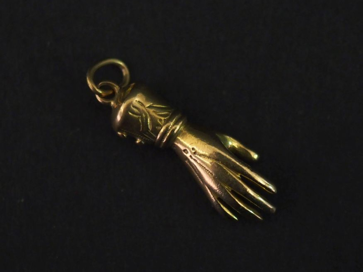 Pendentif en or jaune 750, en forme de main.  H. 2 cm Poids. 3,36 g   