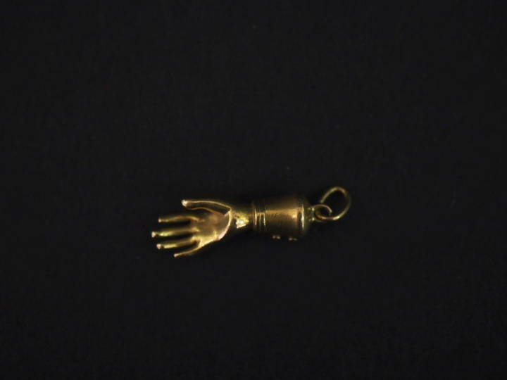 Pendentif en or jaune 750, en forme de main.  H. 2 cm Poids. 3,36 g   