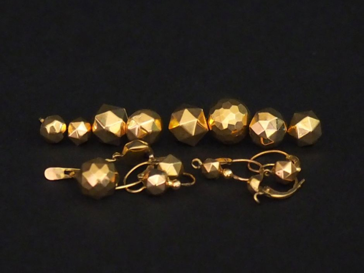 Ensemble de perces oreilles dépareillés en or jaune 750, à décor de de