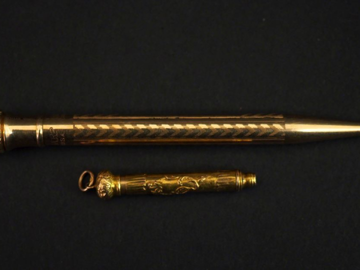 Porte-mine de style Louis XV en or jaune 750, à décor de cartouche.  L