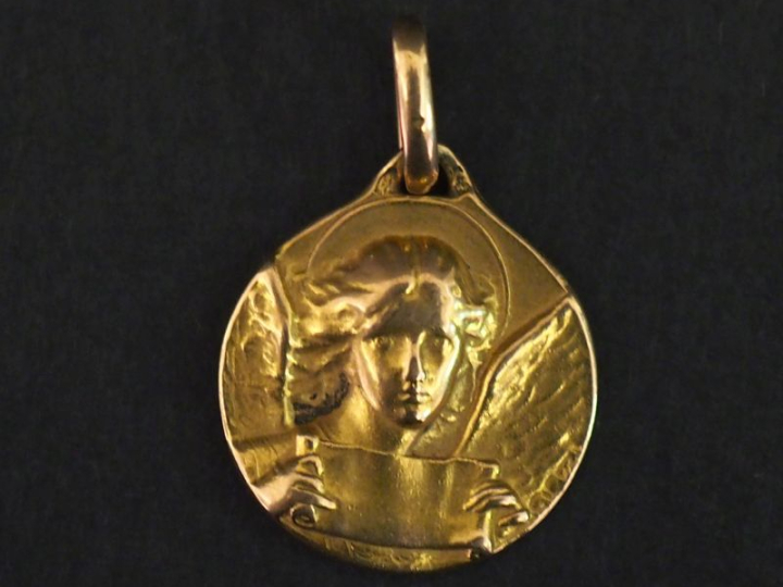 Médaille religieuse en or jaune 750, figurant un ange. Diam. 1,4 cm Po
