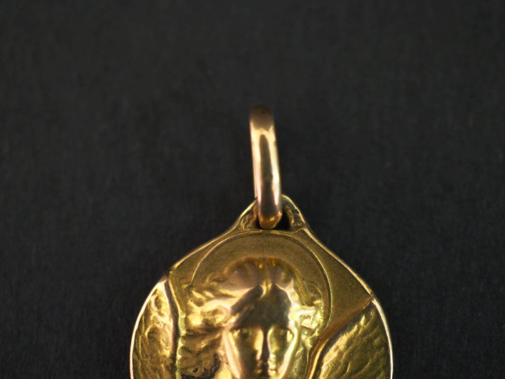 Médaille religieuse en or jaune 750, figurant un ange. Diam. 1,4 cm Po