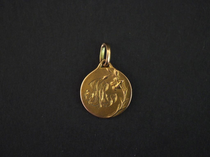 Médaille religieuse en or jaune 750, figurant un ange. Diam. 1,4 cm Po