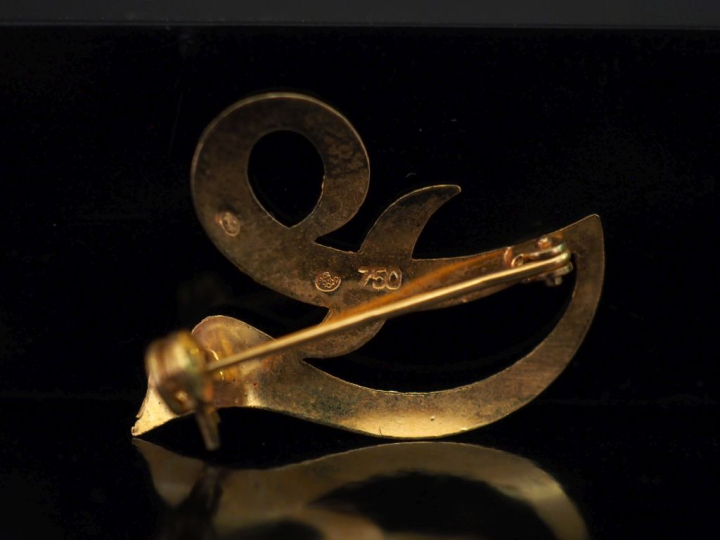 Petite broche de forme stylisée et ajourée en or jaune 750.  2,7 x 2 c