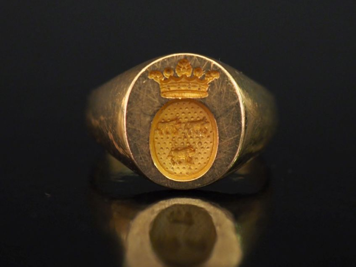 Bague de forme chevalière en or jaune 750, à décor d'armoiries.  TDD. 