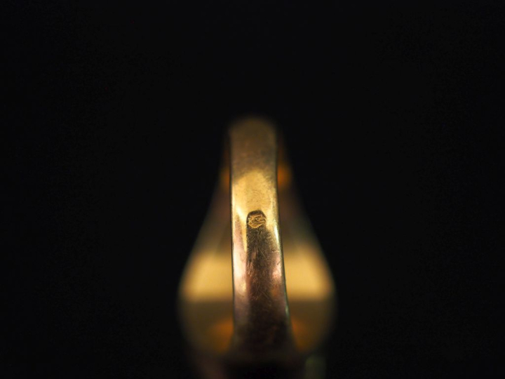 Bague de forme chevalière en or jaune 750, à décor d'armoiries.  TDD. 