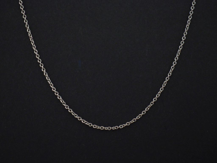 Chaine en or blanc 750, maille forçat.  Long. 40,5 cm Poids. 1,36 g   