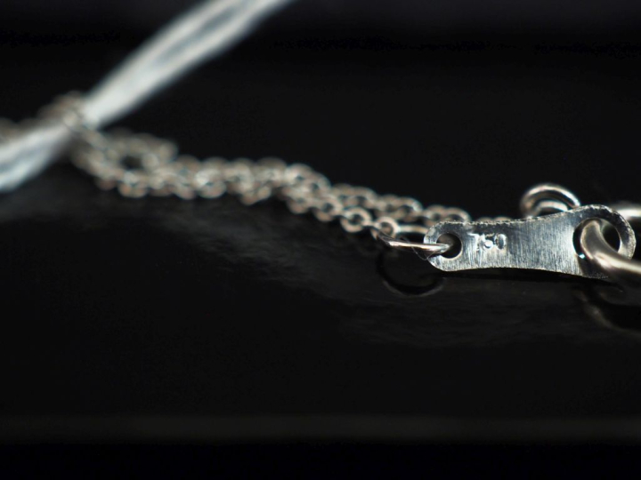 Chaine en or blanc 750, maille forçat.  Long. 40,5 cm Poids. 1,36 g   