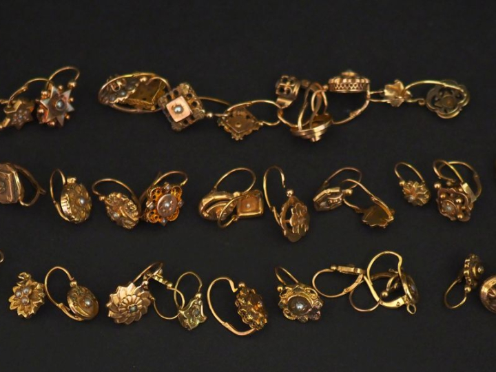 Ensemble de perces oreilles dépareillés Napoléon III en or jaune 750 e