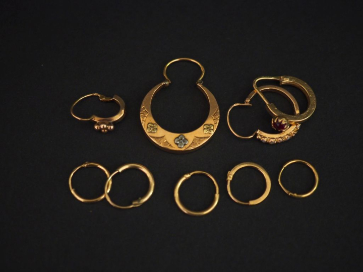 Ensemble de créoles et perces oreilles dépareillés en or jaune 750.  P