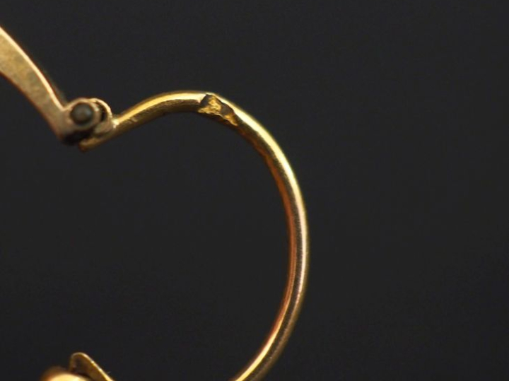 Ensemble de créoles et perces oreilles dépareillés en or jaune 750.  P